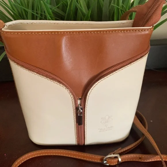 Vera Pelle ITALIAN LEATHER Chic Cream and Tan Crossbody Bag with V-Shaped Zipper - Picture 4 of 10